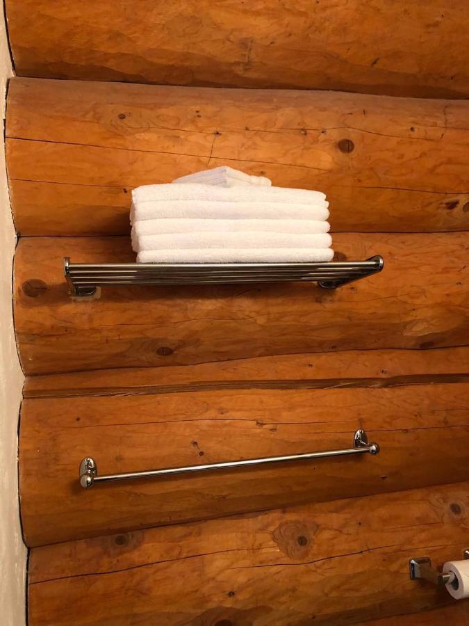 Cariboo Log Guest House Lac La Hache Esterno foto