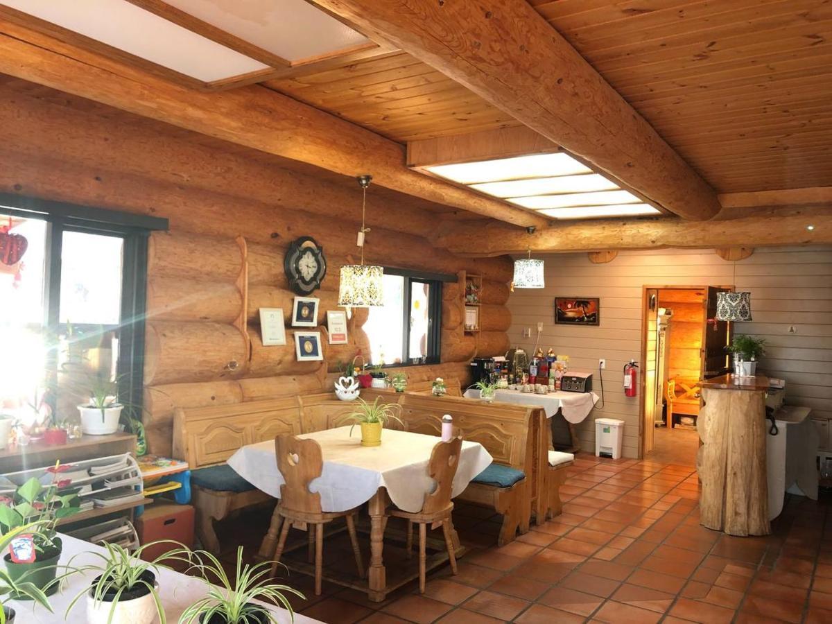 Cariboo Log Guest House Lac La Hache Esterno foto