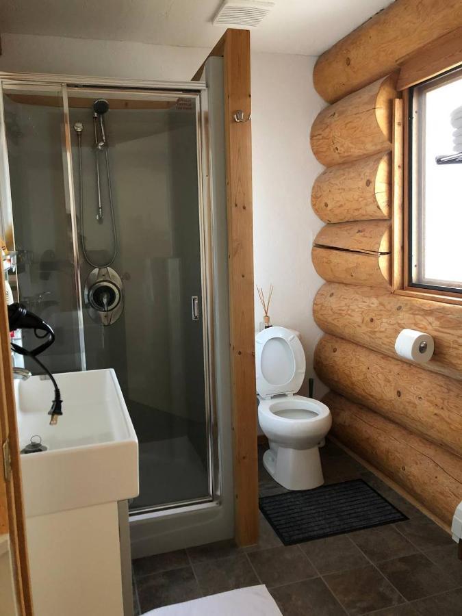 Cariboo Log Guest House Lac La Hache Esterno foto