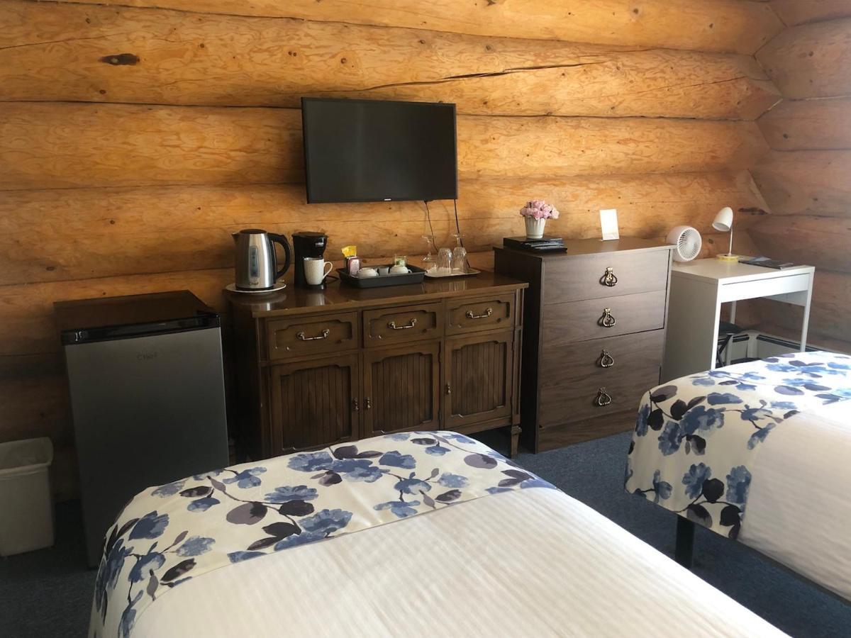 Cariboo Log Guest House Lac La Hache Esterno foto