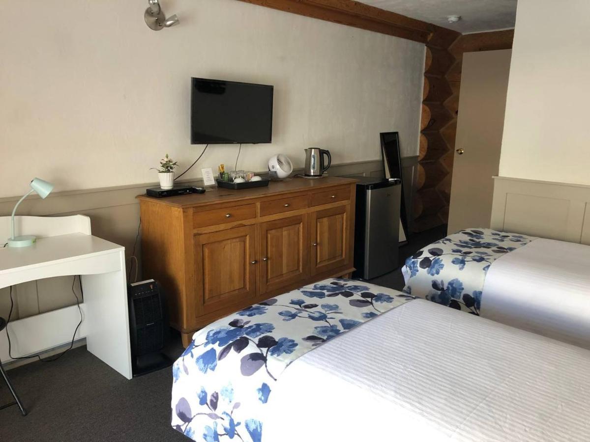Cariboo Log Guest House Lac La Hache Esterno foto
