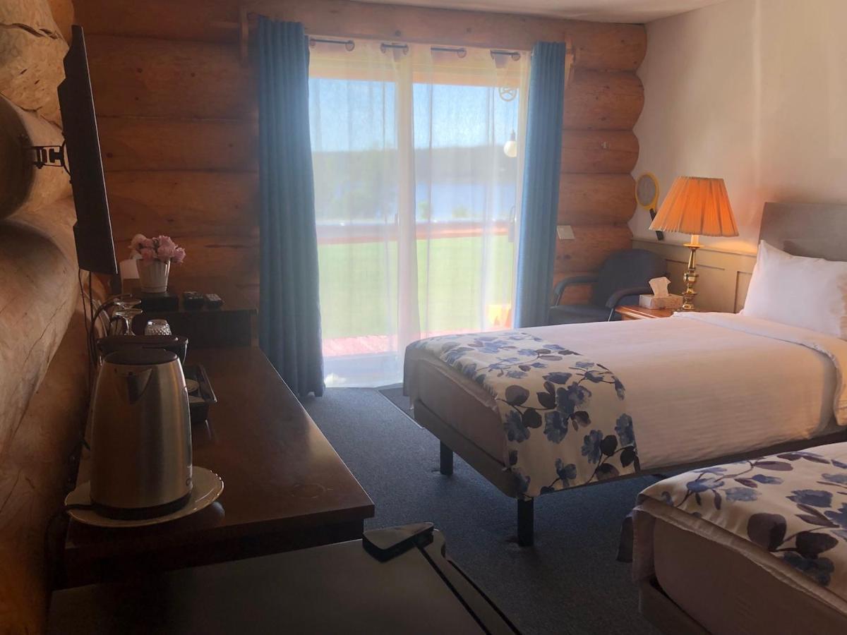Cariboo Log Guest House Lac La Hache Esterno foto