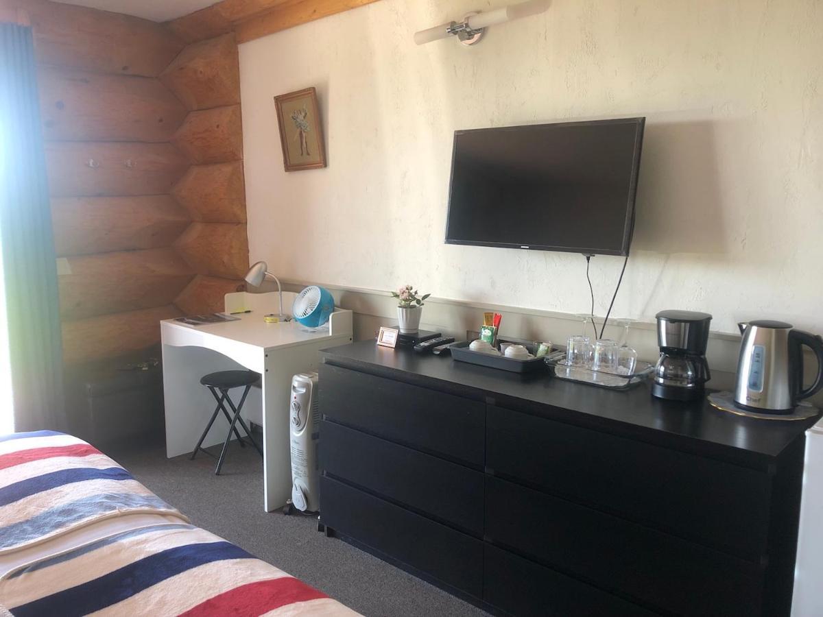 Cariboo Log Guest House Lac La Hache Esterno foto