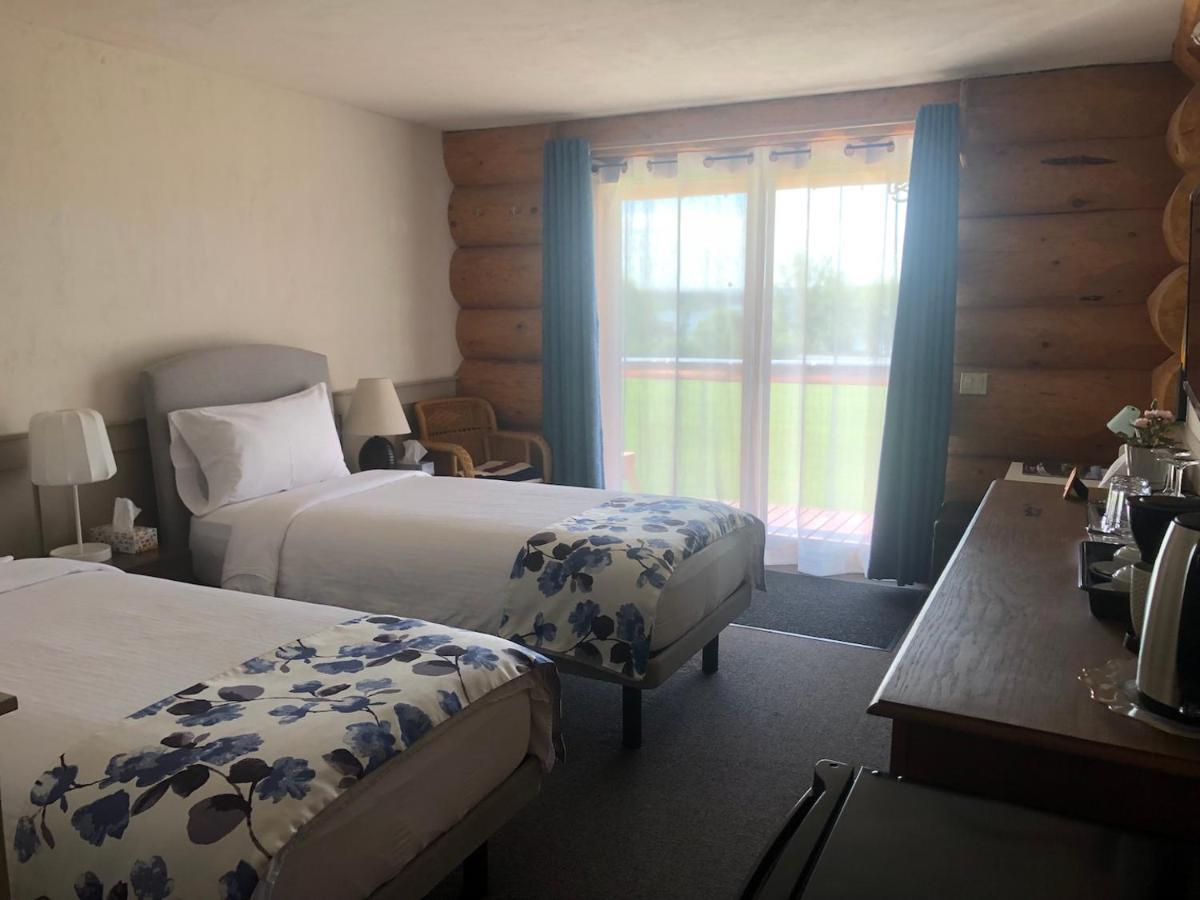 Cariboo Log Guest House Lac La Hache Esterno foto