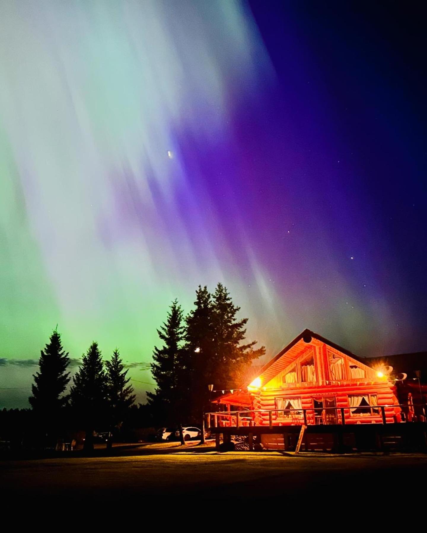 Cariboo Log Guest House Lac La Hache Esterno foto